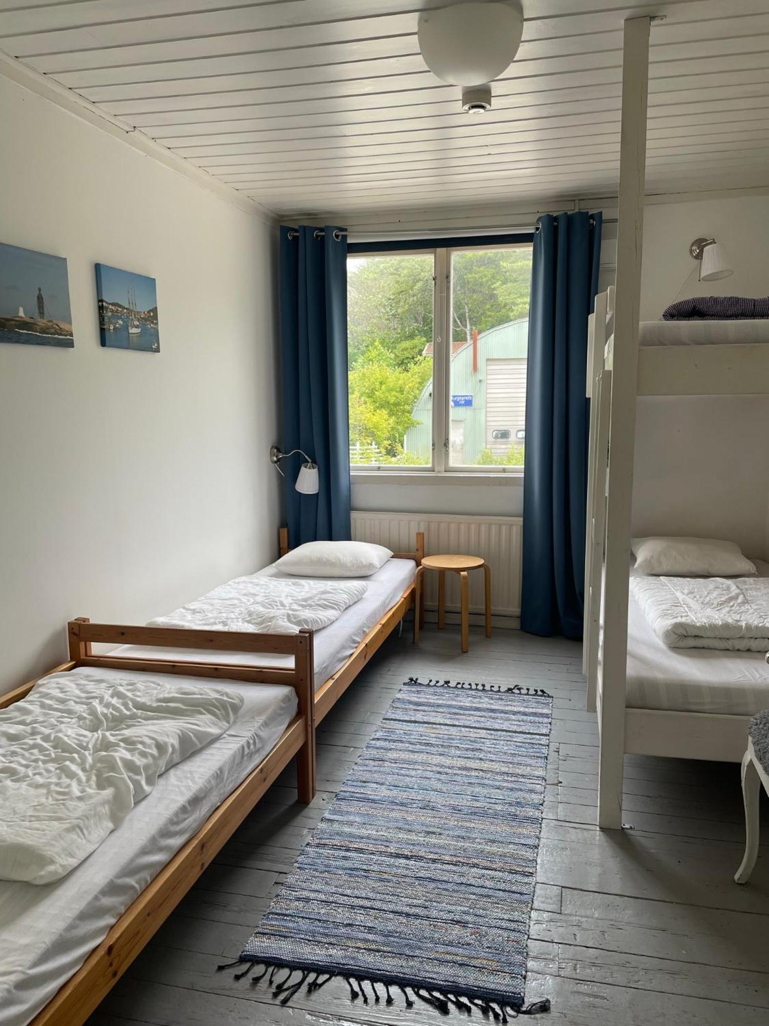 Kustnaera Vandrarhem Hamburgsund Ruang foto