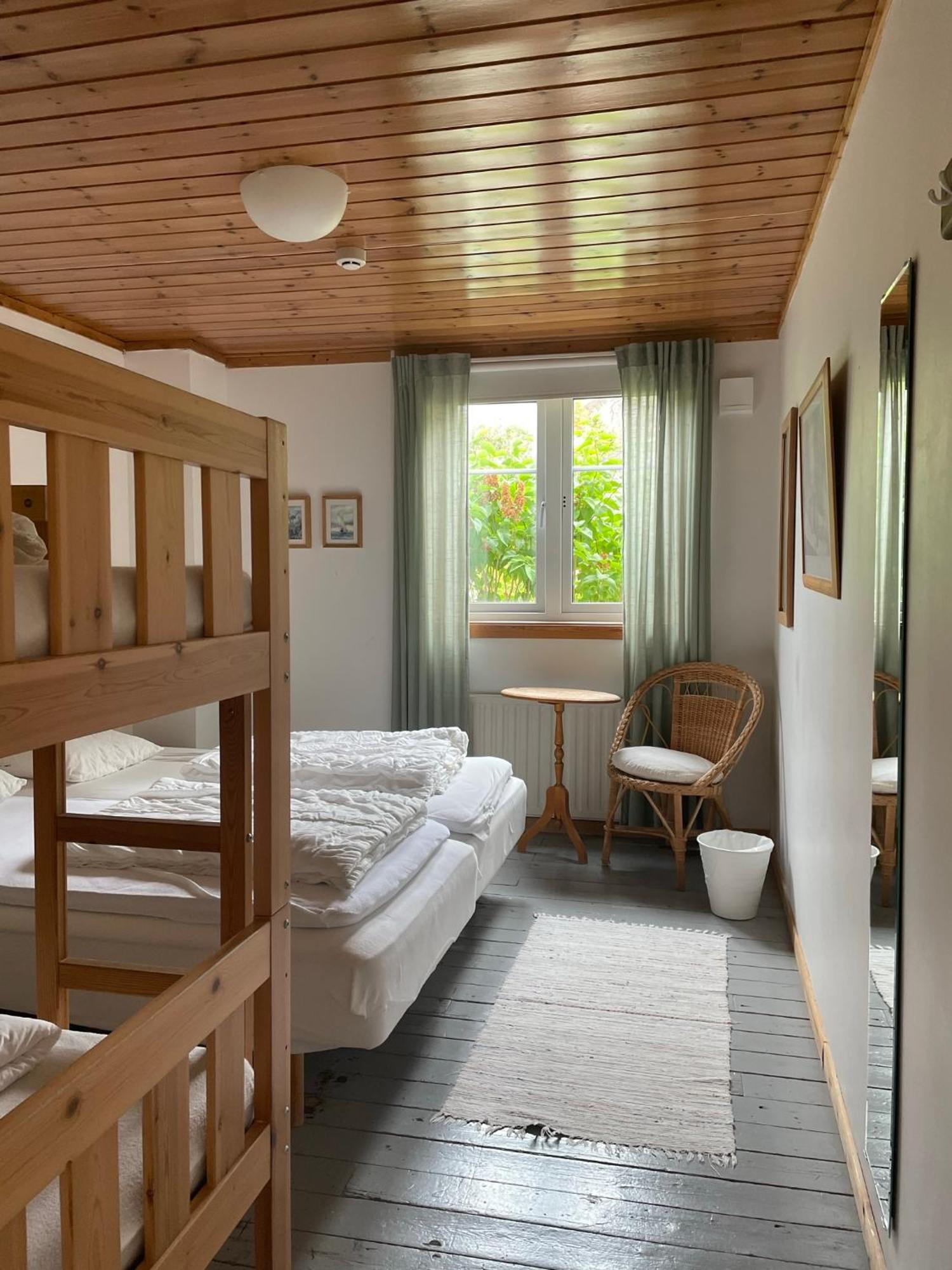 Kustnaera Vandrarhem Hamburgsund Ruang foto