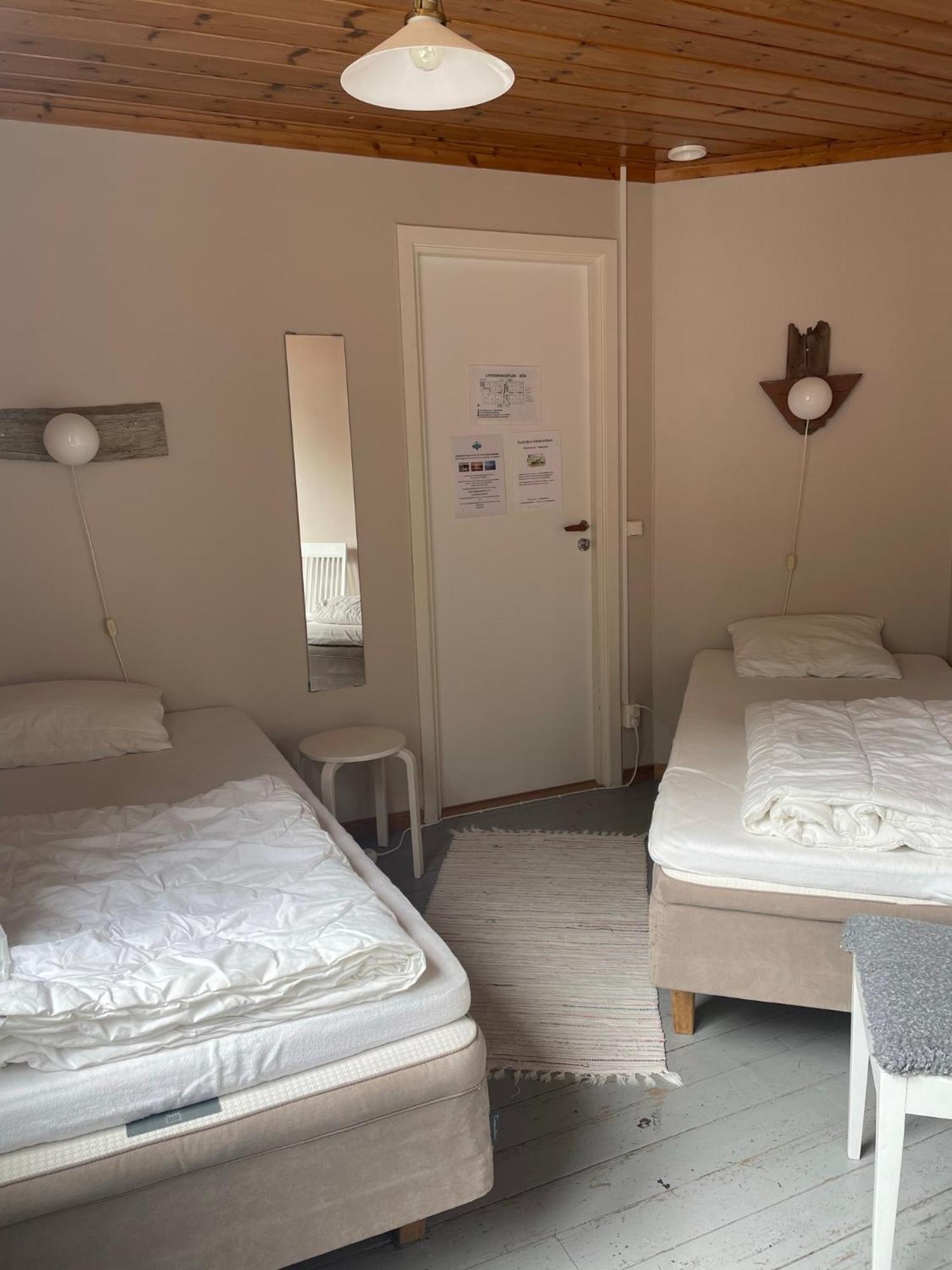 Kustnaera Vandrarhem Hamburgsund Ruang foto