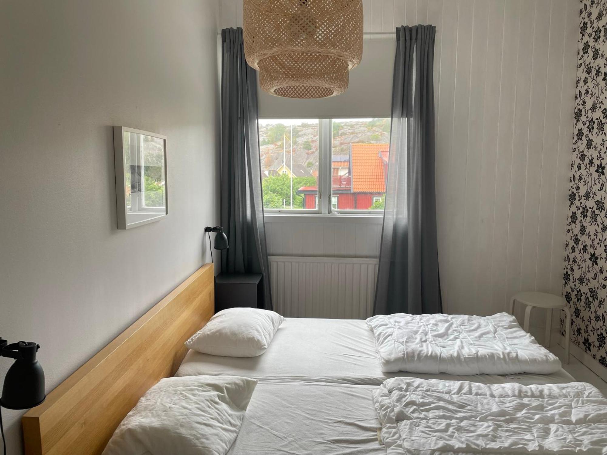Kustnaera Vandrarhem Hamburgsund Ruang foto