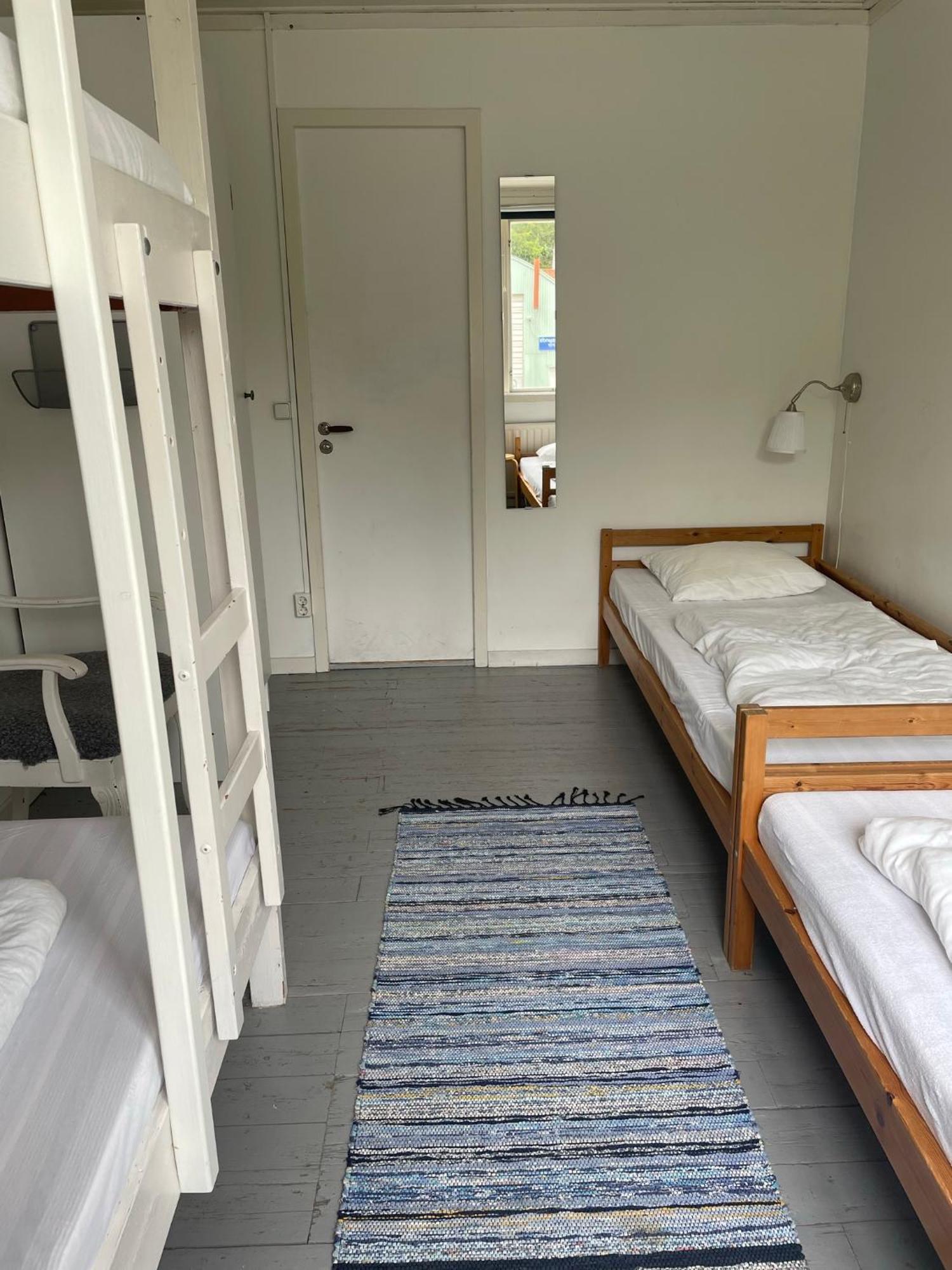 Kustnaera Vandrarhem Hamburgsund Ruang foto