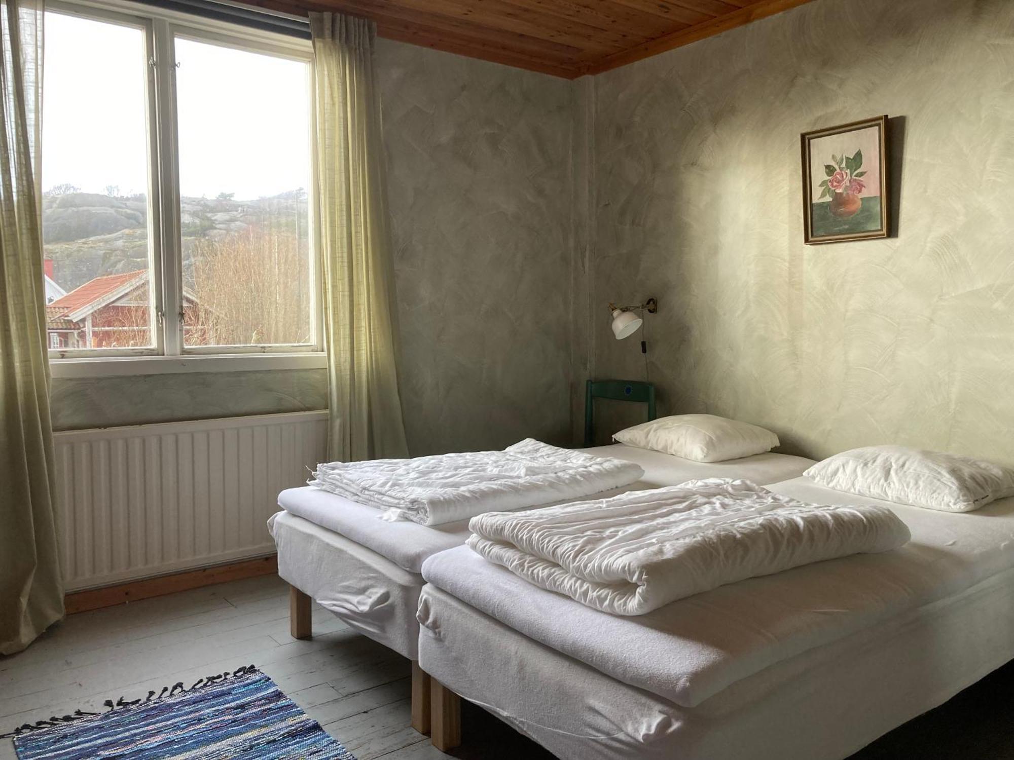 Kustnaera Vandrarhem Hamburgsund Ruang foto