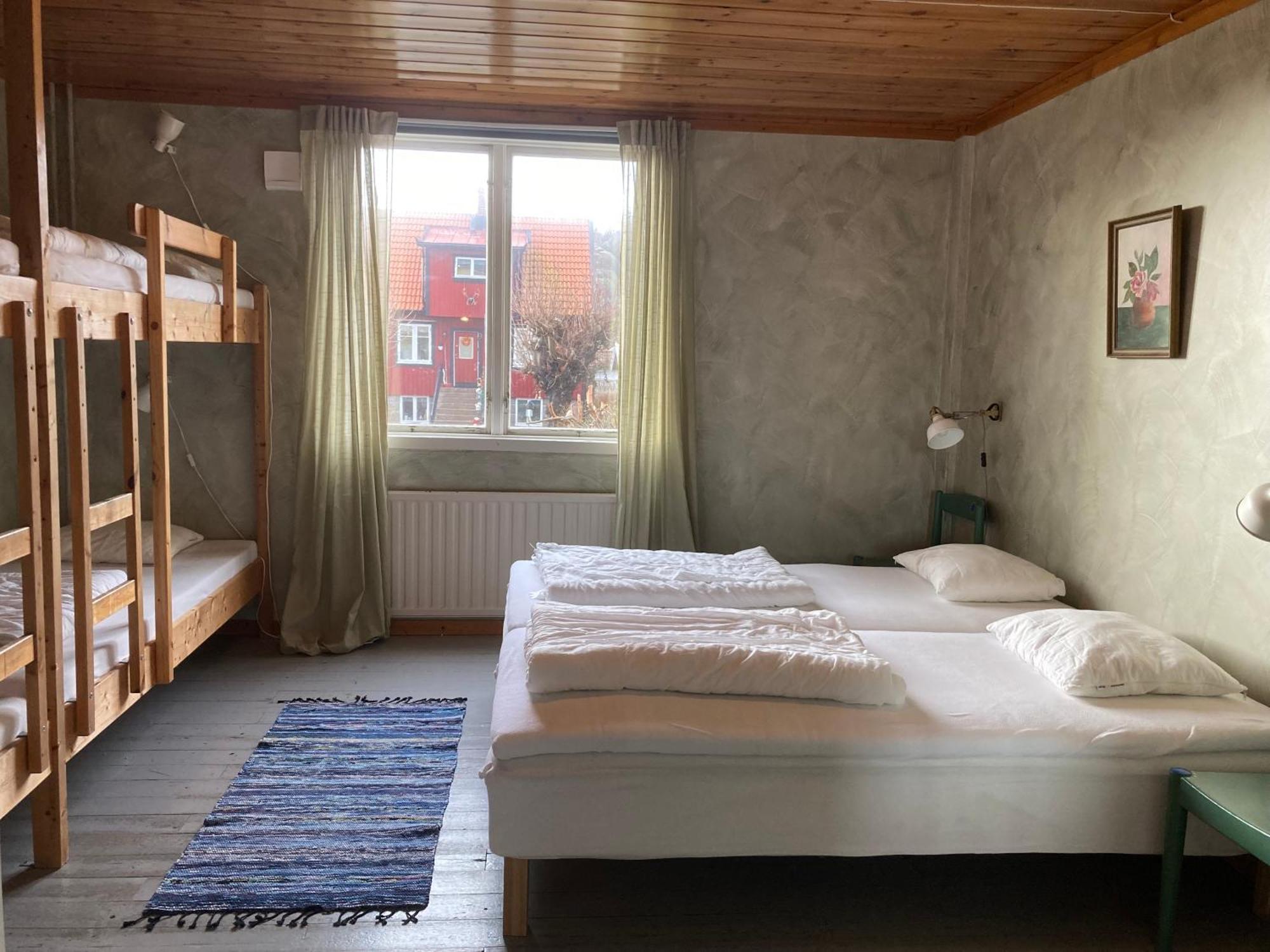 Kustnaera Vandrarhem Hamburgsund Ruang foto